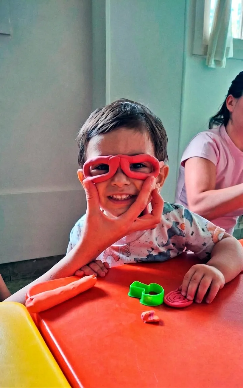 Bebes jugando con masas como anteojos