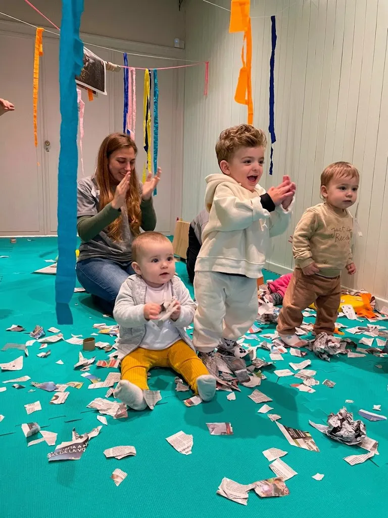 Bebés sorprendidos jugando con papel picado en Brainbow