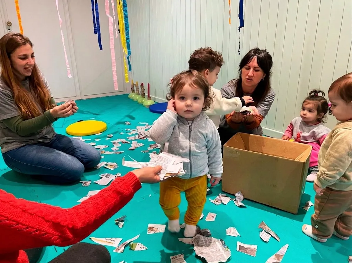 Chicos jugando con papel picado